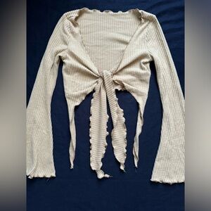 Cropped longed sleeve with tied knot to the front